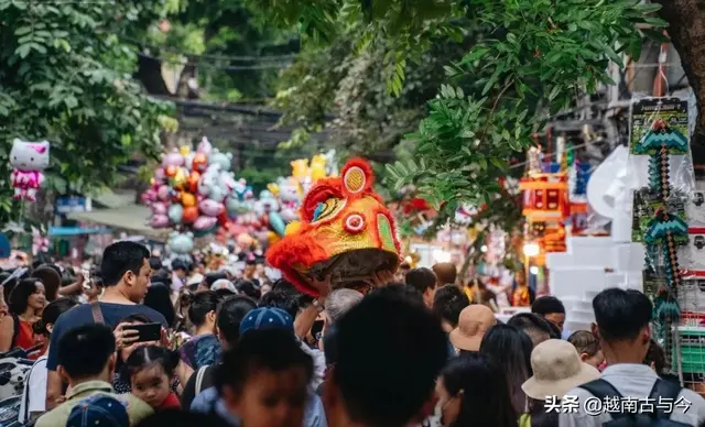 中秋佳節將至，越南河內街頭人們置辦精美節日禮物，排隊購買月餅