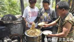 河南農民工的一頓午餐，兩大碗滷麵一杯水，一頓飯十塊錢