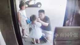 小女孩在柳州街頭大哭，陌生男子上前把她牽走了……