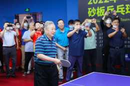 老少同場競技，年齡跨度60歲，砂板乒乓球世界盃直通賽帶來別樣樂趣