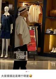 50歲徐崢獨自逛街購物！手上拎奢侈品袋子，肚子圓滾近照胖一大圈
