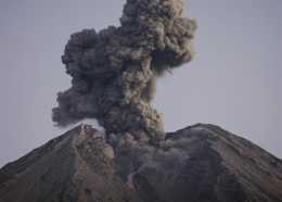 印尼塞梅魯火山噴發，多處房屋被埋，主峰8公里半徑範圍禁止靠近