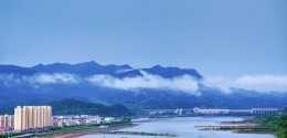 江西吉安南部一個縣，人口32萬，擁有“千里贛江第一壩”