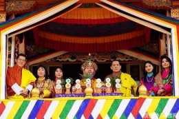 不丹建國115年，清冷的王后罕見咧嘴笑，6歲“龍太子”卻很深沉
