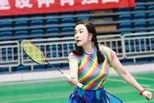 70歲的劉曉慶曬打羽毛球圖片，雙馬尾麻花辮、身材更火辣