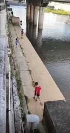“我拍照給你們老師看”，江西贛州一女子“媽媽式”阻止4名小孩河邊玩耍