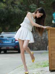 如果你想穿白色連衣裙,那麼高跟鞋是必不可少的!
