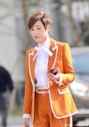 56歲陳法蓉不服老，橘色西裝配白襯衫高階洋氣，無濾鏡美得真實