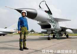 12000米高空突然沒油,中國飛行員拒絕跳傘,8分鐘創下世界奇蹟
