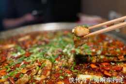 重慶郊區的非遺小吃,不用盤子直接拿臉盆裝,飯點等3小時也值了