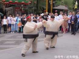 中國最熱門的"雜耍"火了,人流不斷,令外國遊客十分驚訝