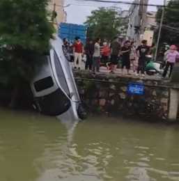 廣東一奧迪撞飛小車後落水，河中龍舟隊員划船救起女司機