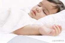 給嬰兒睡枕頭，會帶來什麼身體影響？爸媽該如何正確挑選枕頭